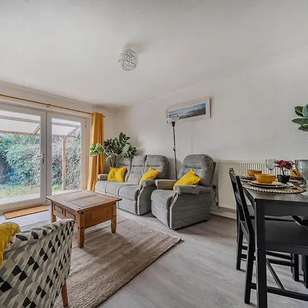 Bright 2-bed With Garden And Parking Vakantiehuis