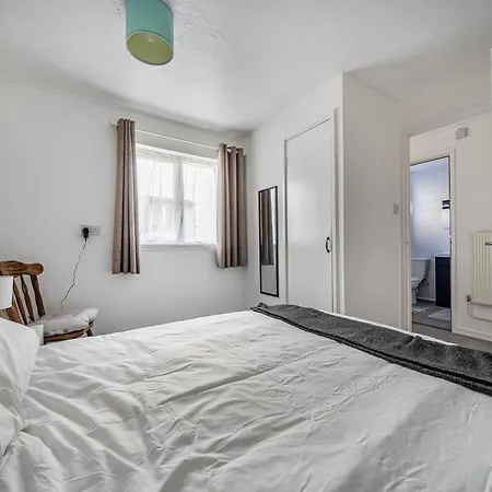 Bright 2-bed With Garden And Parking *