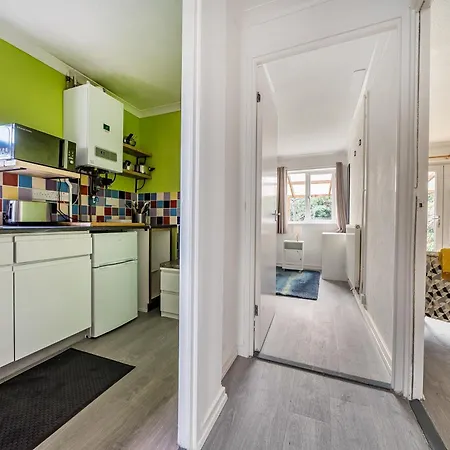 Vakantiehuis Bright 2-bed With Garden And Parking Bristol