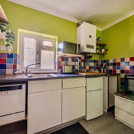 Bright 2-bed With Garden And Parking