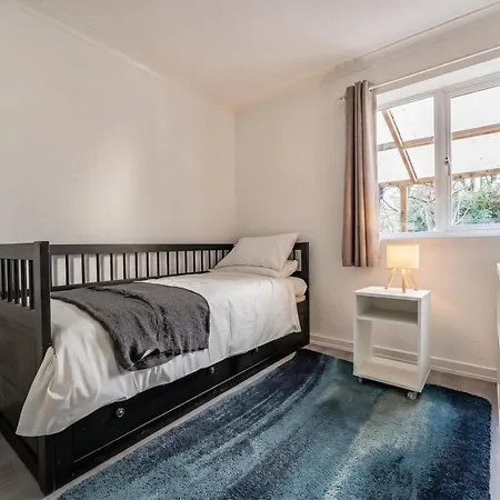 Bright 2-bed With Garden And Parking Nyaraló