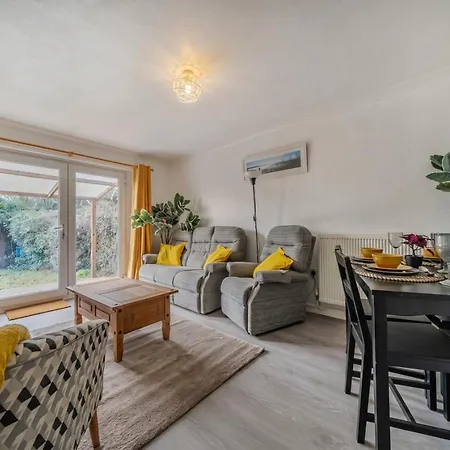Nyaraló Bright 2-bed With Garden And Parking