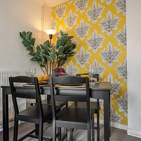Nyaraló Bright 2-bed With Garden And Parking *