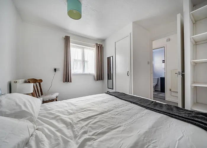 Bright 2-bed With Garden And Parking *