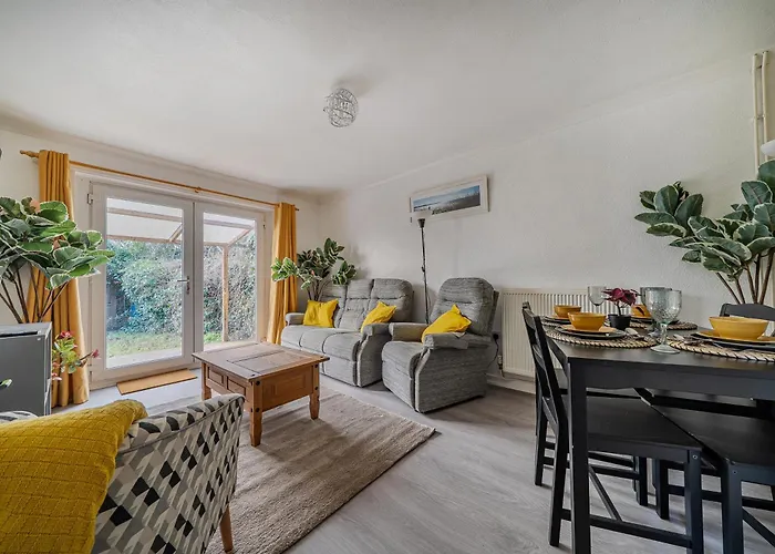 Bright 2-bed With Garden And Parking 度假居